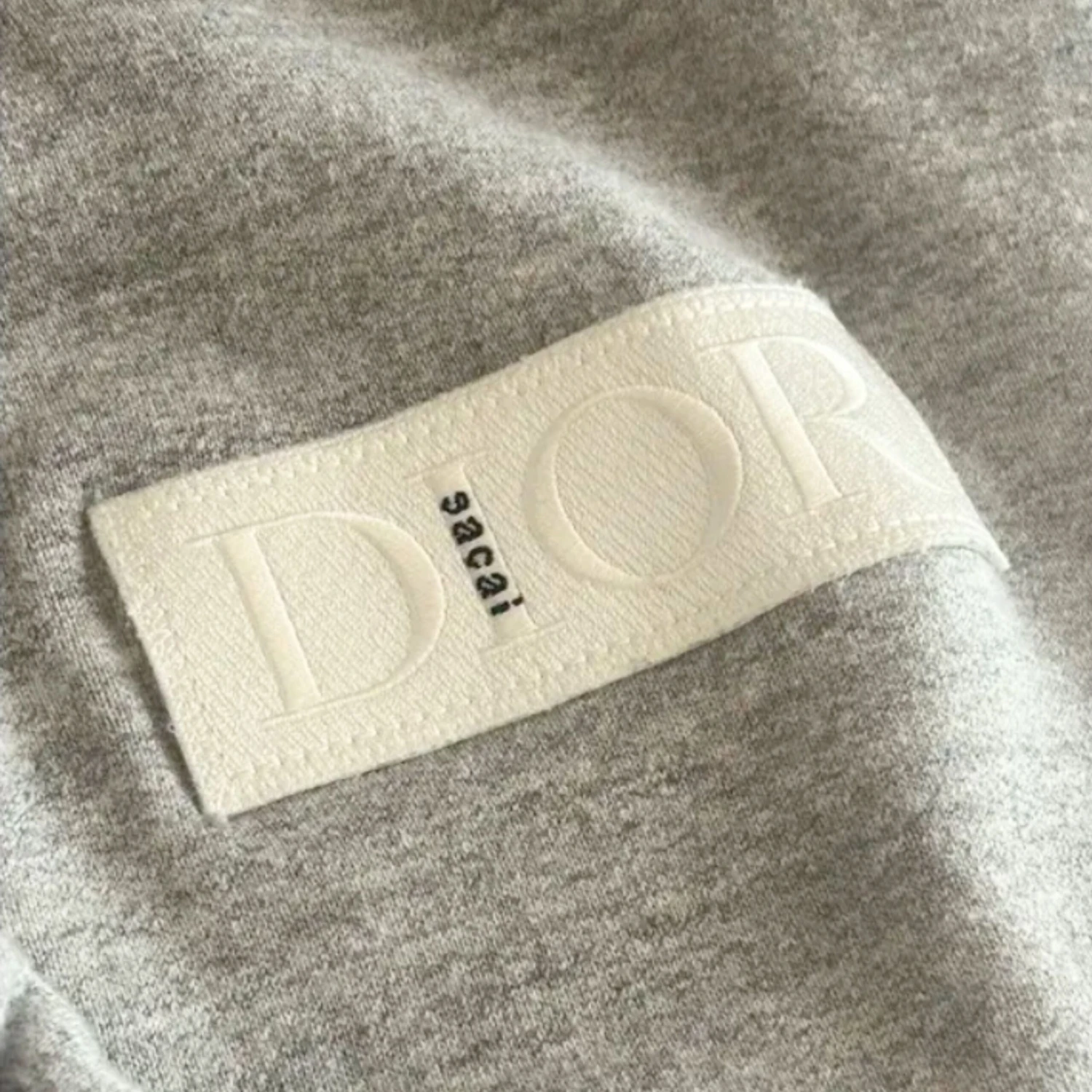 Dior Sweatshirt X Sacai Gris 3 Dior Sweatshirt X Sacai Gris – Image 3